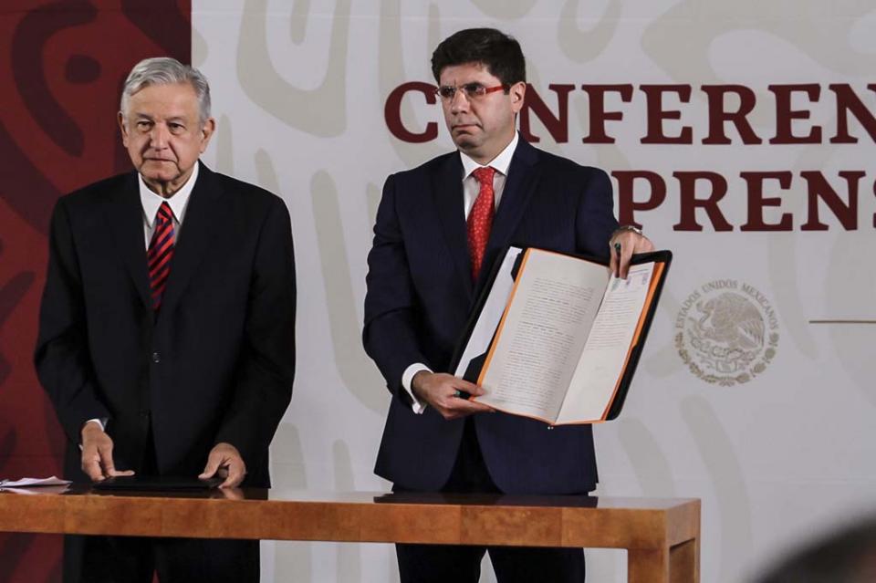 López Obrador firma compromiso de no reelección ante notario público López Obrador firma compromiso de no reelección ante notario público