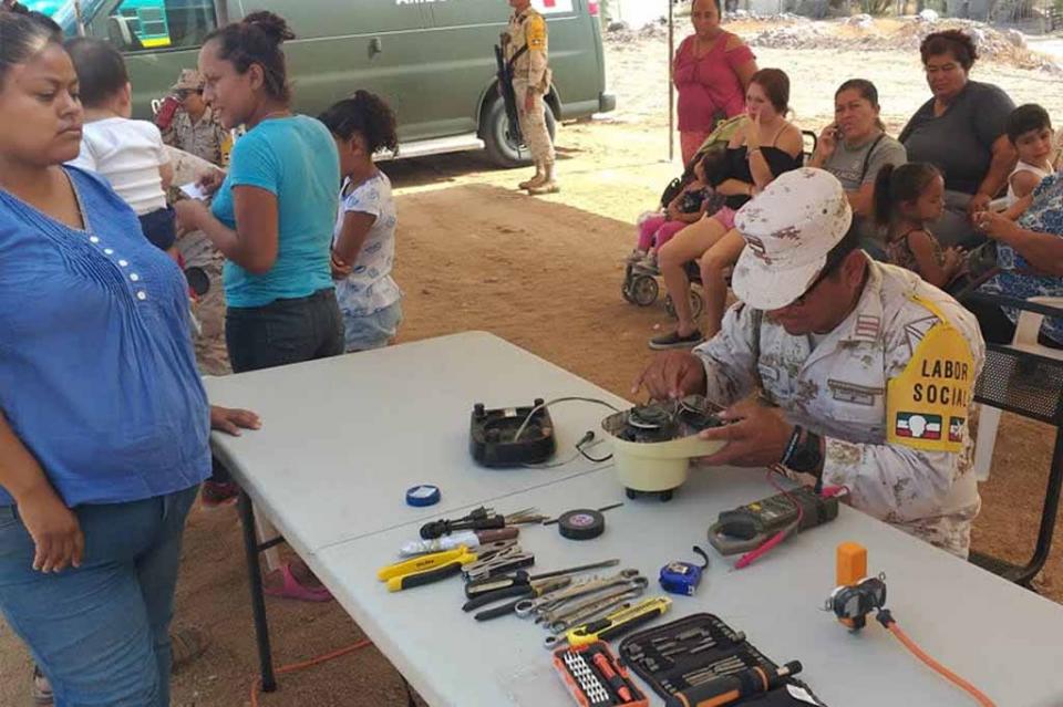 Acercan Gobierno del Estado y SEDENA servicios sociales a familias de La Paz Acercan Gobierno del Estado y SEDENA servicios sociales a familias de La Paz