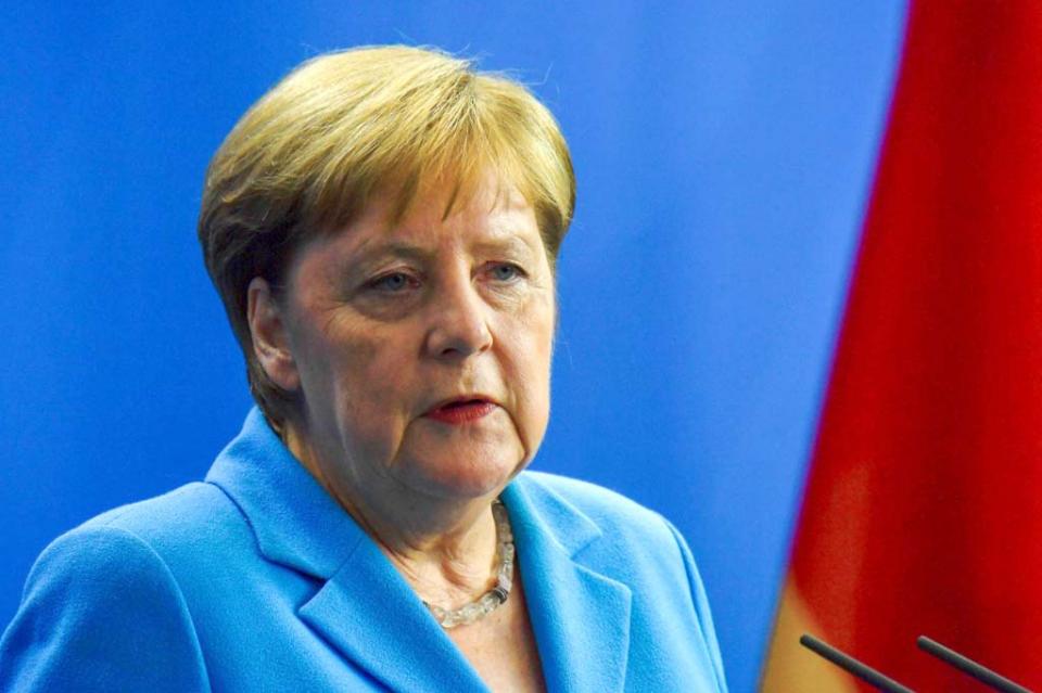 Sufre Merkel tercer episodio de temblores Merkel llama a la unidad para resolver la pandemia de COVID-19