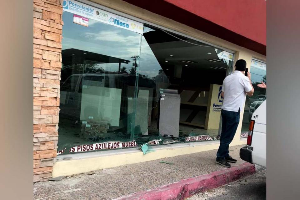 En La Paz, conductor reversea y se va contra vidrio de un negocio En La Paz, conductor reversea y se va contra vidrio de un negocio
