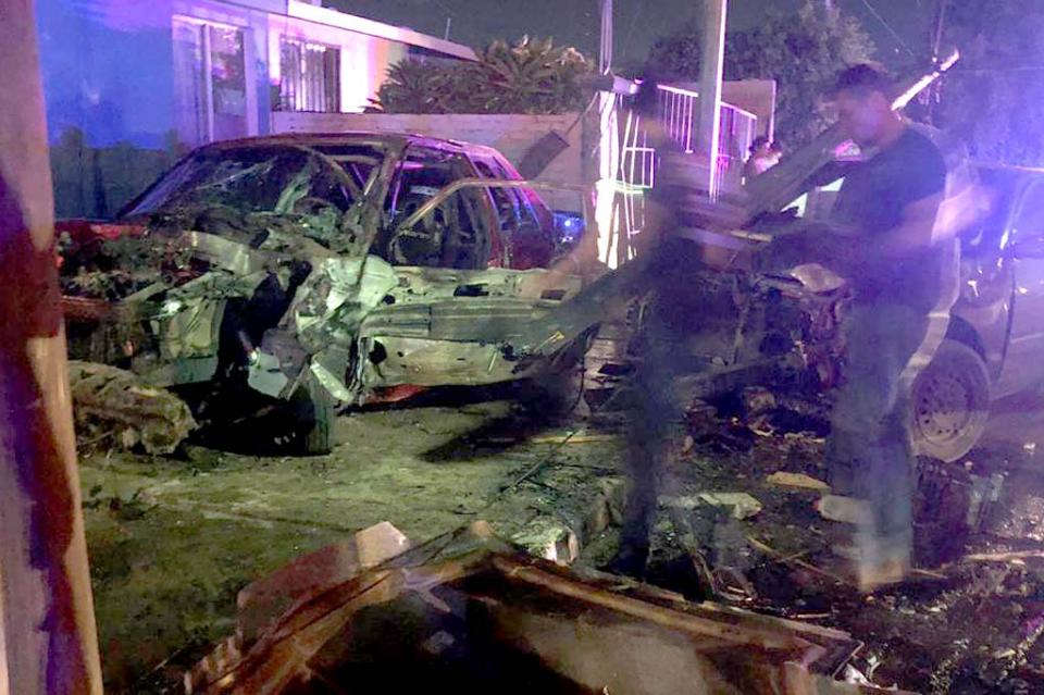 Auto sin control choca contra dos carros y se incendia en Ciudad Constitución Auto sin control choca contra dos carros y se incendia en Ciudad Constitución