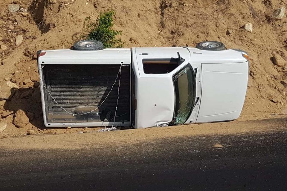 Falla mecánica provoca volcadura de una camioneta en Caduaño Falla mecánica provoca volcadura de una camioneta en Caduaño