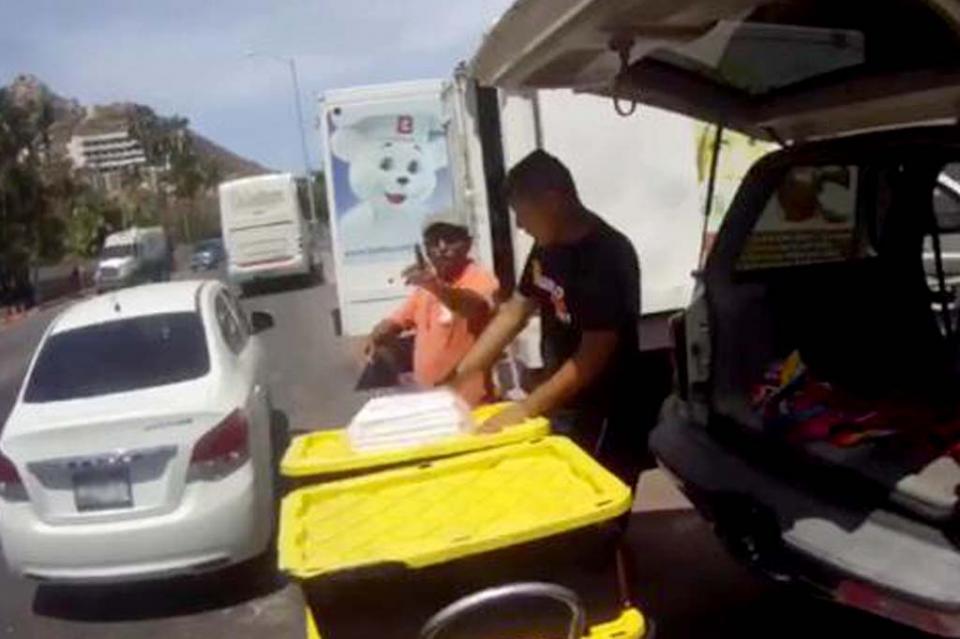 Violentaron los derechos de mi padre y mi hijo de 13 años al aprenderlos y confundir al adulto mayor como chofer de Uber Violentaron los derechos de mi padre y mi hijo de 13 años al aprenderlos y confundir al adulto mayor como chofer de Uber