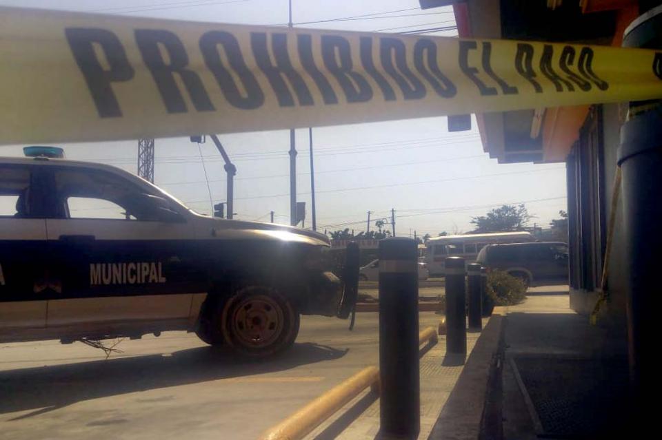 5e6964795679 A punta de pistola asaltan tienda de conveniencia en Guaymitas