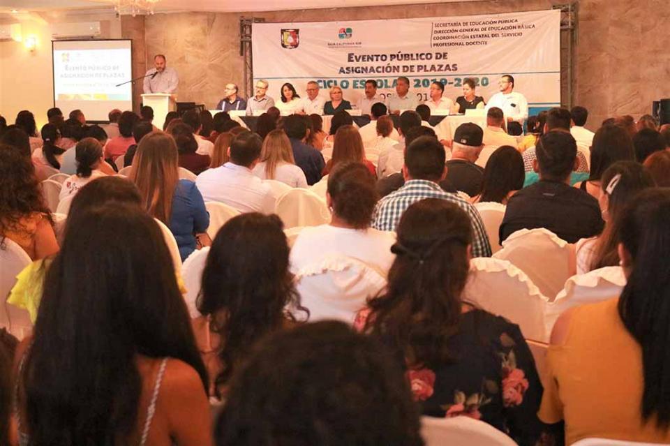 Asigna gobierno de BCS en protocolo público 260 plazas a docentes de educación básica Asigna gobierno de BCS en protocolo público 260 plazas a docentes de educación básica
