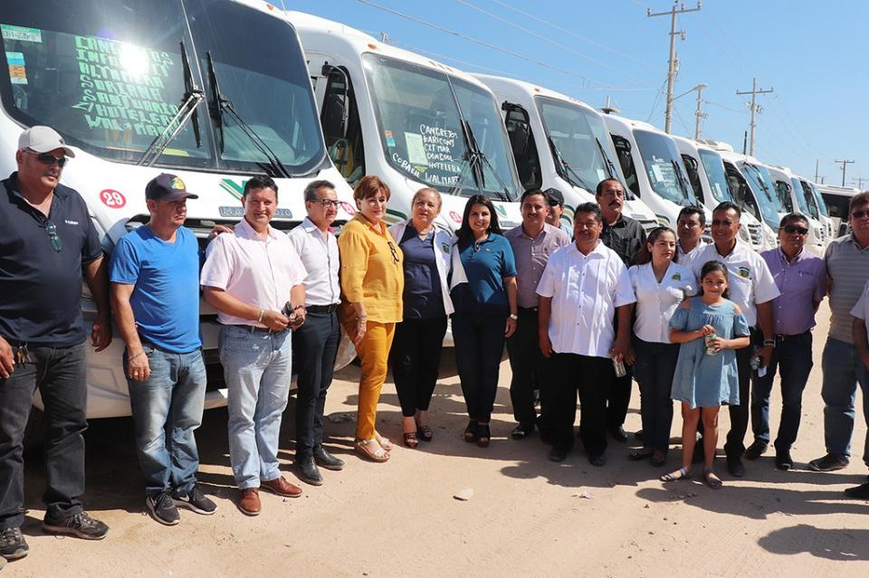 En apoyo al Transporte PúblicoArmida Castro da banderazo de salida a nuevas unidades del gremio Tracolsa En apoyo al Transporte Público Armida Castro da banderazo de salida a nuevas unidades del gremio Tracolsa