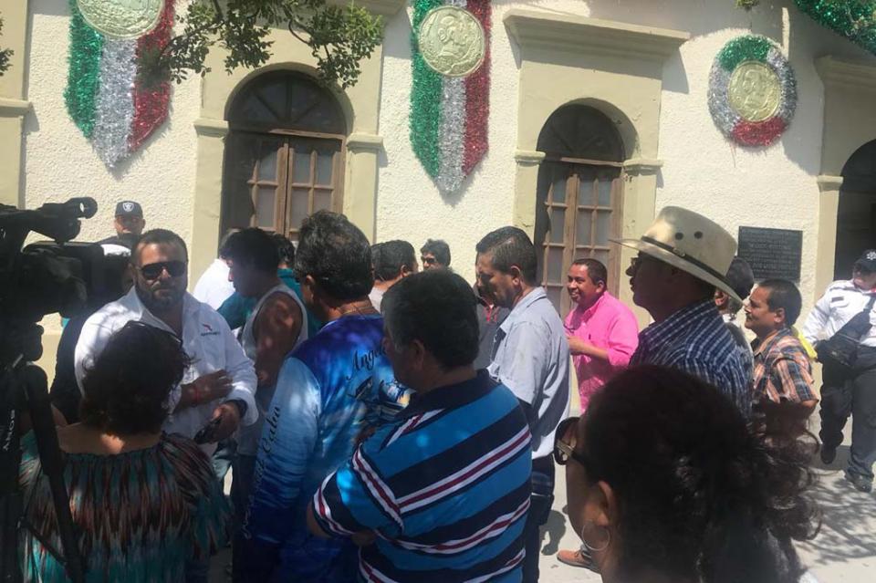 Acude grupo de Anapromex al Ayuntamiento para solicitar liberen dos vehículos asegurados por Seguridad Pública Acude grupo de Anapromex al Ayuntamiento para solicitar liberen dos vehículos asegurados por Seguridad Pública
