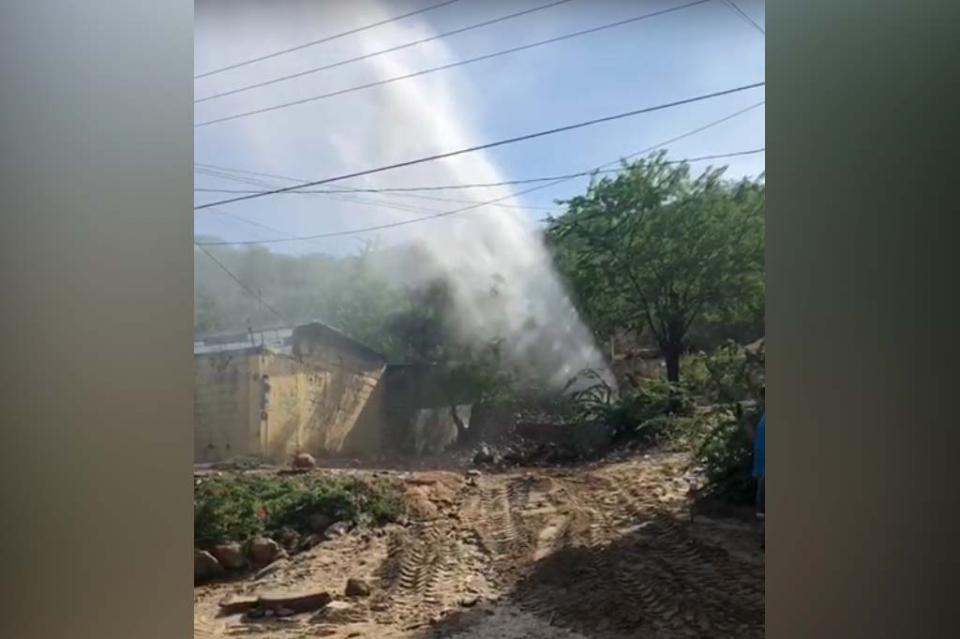 Fuga de miles de litros por accidente con retroexcavadora en Cabo San Lucas Fuga de miles de litros por accidente con retroexcavadora en Cabo San Lucas