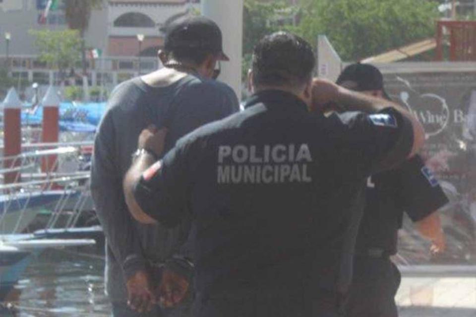 Detienen a 'coyote' que trataba de estafar a turista en plena Marina Detienen a 'coyote' que trataba de estafar a turista en plena Marina