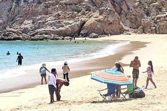 Denuncian a lancheros invadiendo área de bañistas en playa La Empacadora Denuncian a lancheros invadiendo área de bañistas en playa La Empacadora