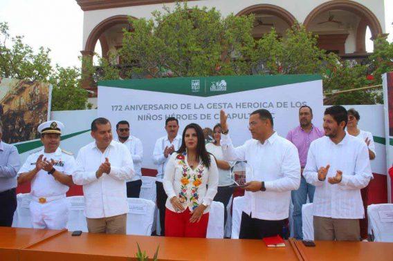 Reconocen en acto cívico el trabajo en materia de seguridad a Juan José Zamorano Reconocen en acto cívico el trabajo en materia de seguridad a Juan José Zamorano
