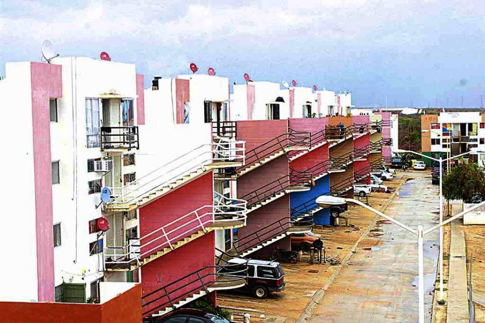 También vecinos de Puerto Nuevo exigen reubicación; dicen sentirse abandonados por las autoridades Vecinos de Puerto Nuevo comparten alimentos con los que menos tienen