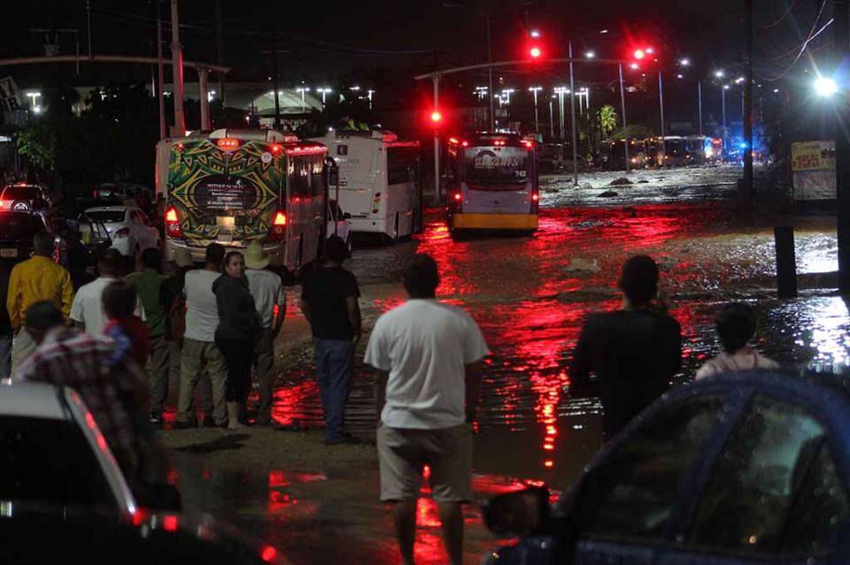 Cortes en la carretera, carros atascados y deslaves; cierre de los aeropuertos de SJC y CSL y los puertos, daños al acueducto afectando a cientos de familias, 14 personas albergadas en el puerto sanluqueño, saldo de “Raymond” a su paso por Los Ca… Cortes en la carretera, carros atascados y deslaves; cierre de los aeropuertos de SJC y CSL y los puertos, daños al acueducto afectando a cientos de familias, 14 personas albergadas en el puerto sanluqueño, saldo de “Raymond” a su paso por Los Ca…
