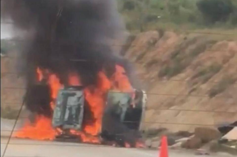 New Project - 2019-11-06T113823.377 Vehículo termina envuelto en llamas en libramiento San José del Cabo