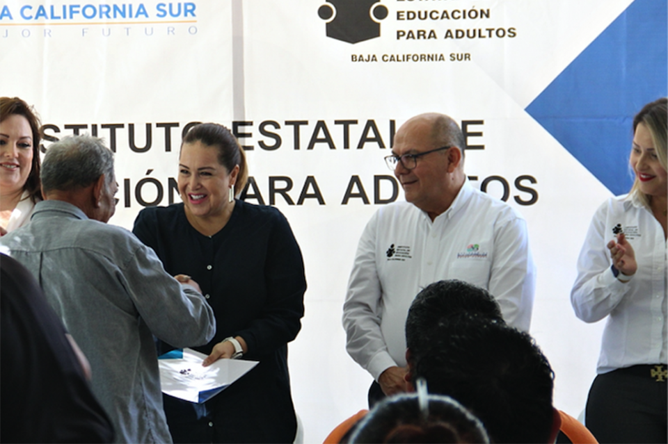 Adultos reciben certificado de estudios básicos del IEEA Adultos reciben certificado de estudios básicos del IEEA