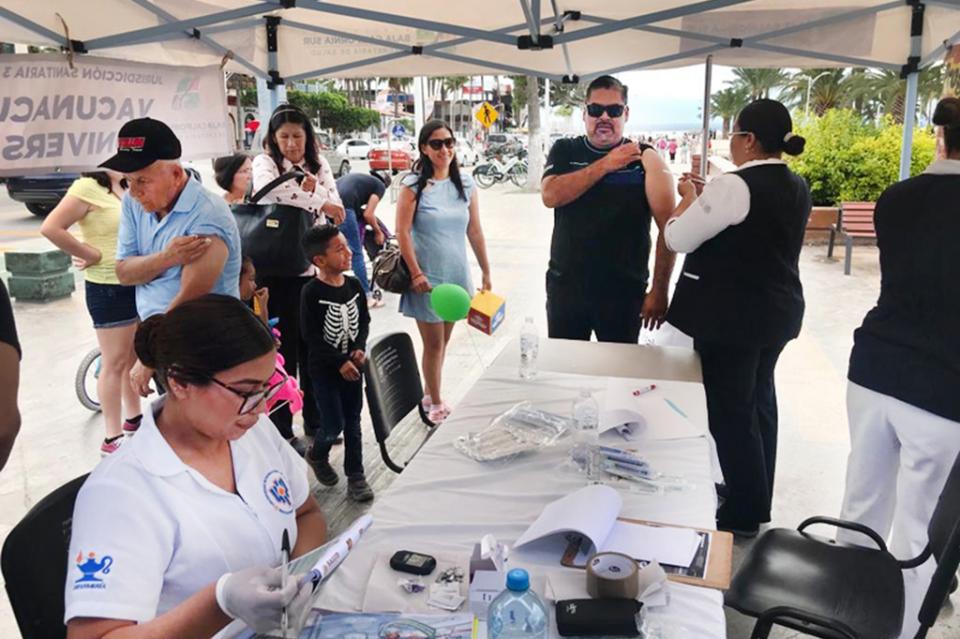 SSA Instala módulo de vacunación en el malecón de La Paz SSA Instala módulo de vacunación en el malecón de La Paz