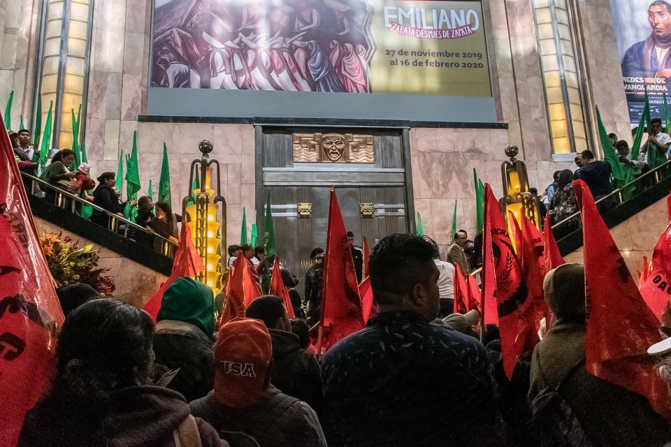 Campesinos protestan en Bellas Artes Polémico cuadro de Zapata provoca protesta de campesinos en Bellas Artes
