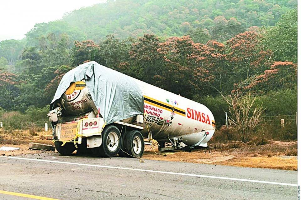 Vuelca pipa; mueren 5 personas Vuelca pipa; mueren 5 personas