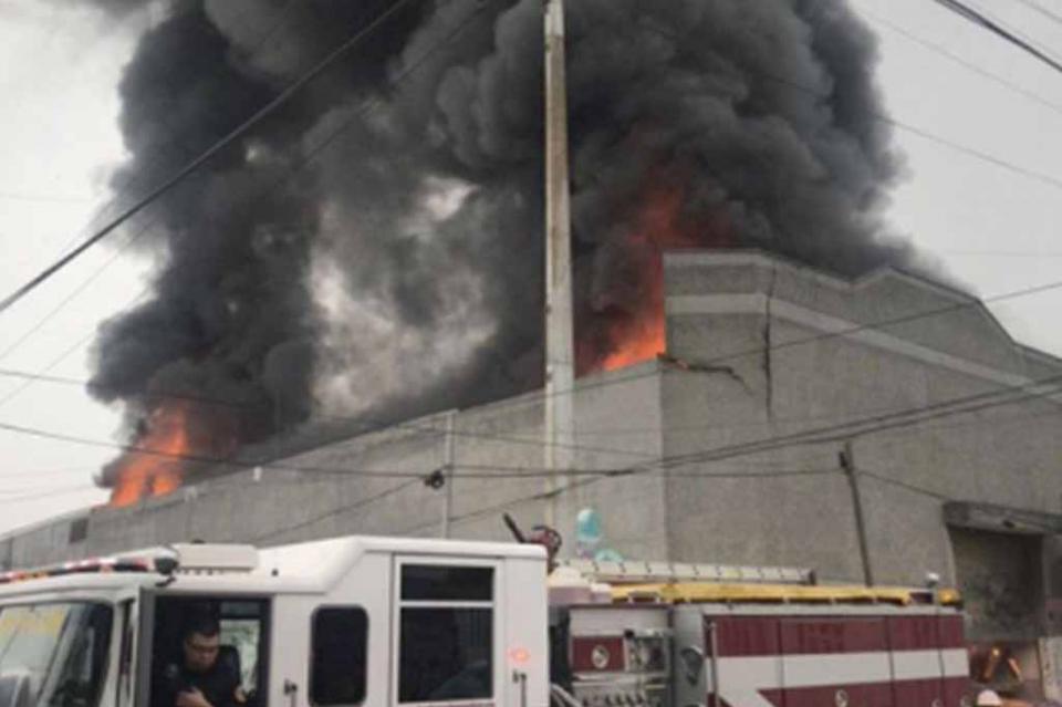 Reportan fuerte incendio en bodega de químicos de Monterrey Reportan fuerte incendio en bodega de químicos de Monterrey