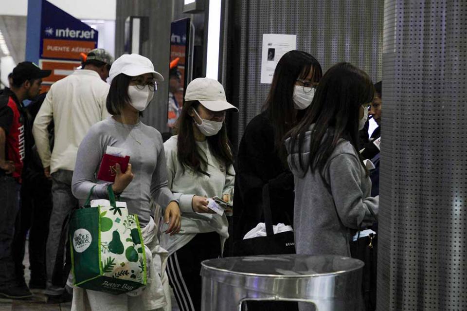 Padres abandonan a dos hijos en el aeropuerto por síntoma de coronavirus Padres abandonan a dos hijos en el aeropuerto por síntoma de coronavirus
