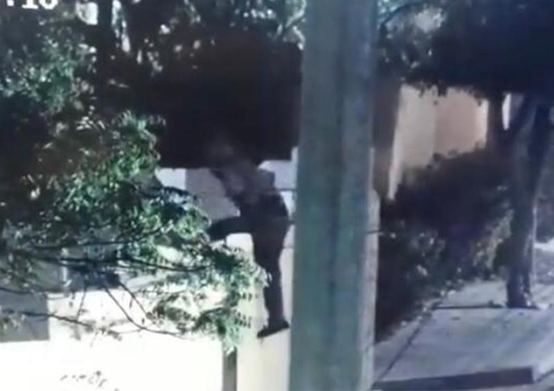 556465 Cámara de video vigilancia capta a un hombre cuando se introducía a un domicilio en SJC
