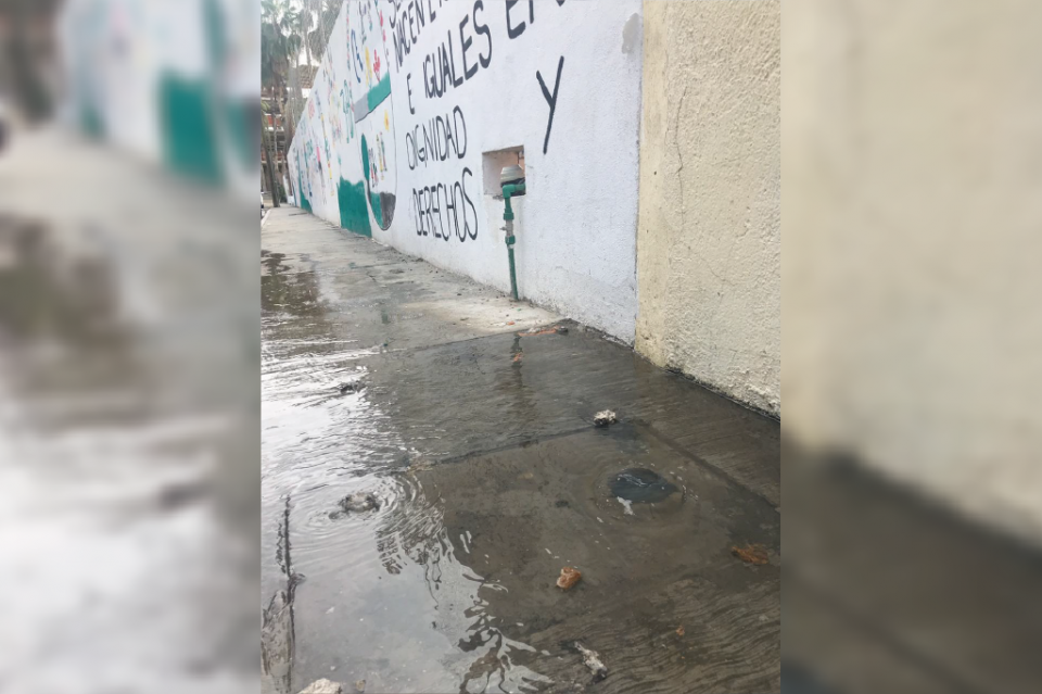 Heces-01 Desbordan agua residuales a un costado de primaria en San José del Cabo.