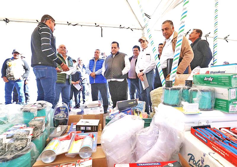 Entregan apoyos a productores pesqueros y acuícolas de La Paz Entregan apoyos a productores pesqueros y acuícolas de La Paz