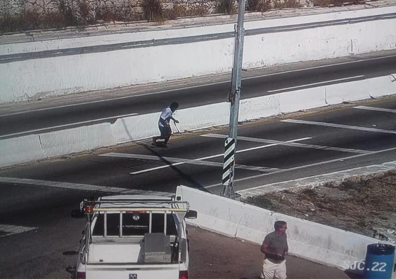 Sin título-1fgdhd Persona pone en riesgo su vida cruzando la carretera federal.