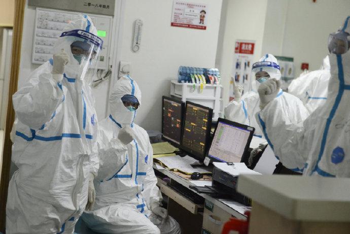 A picture released by the Central Hospital of Wuhan shows medical staff attending to patient at the The Central Hospital Of Wuhan Via Weibo in Wuhan Máxima colaboración entre Italia y México ante coronavirus embajador