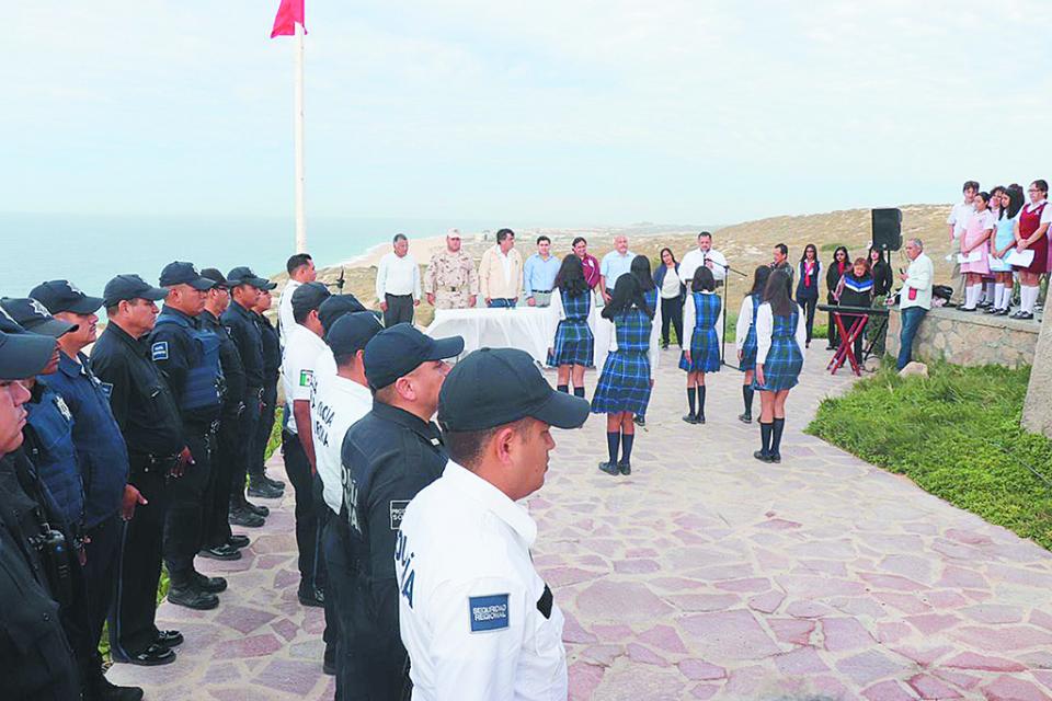 Conmemoran Día de la Bandera Nacional en el Faro Viejo de Cabo Falso Conmemoran Día de la Bandera Nacional en el Faro Viejo de Cabo Falso