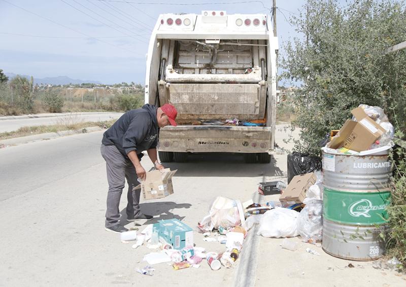 Siguen trabajando Servicios Públicos en zona rural de Los Cabos Fortalecen recolección de basura en Los Cabos: director Roberto Sandoval Montaño