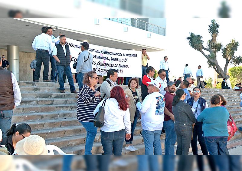 Realizan paro de labores burócratas de La Paz por incumplimiento del 20% más a sus prestaciones Realizan paro de labores burócratas de La Paz por incumplimiento del 20% más a sus prestaciones