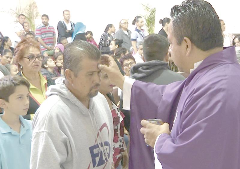 Más de mil 500 personas acuden a imposición de cenizas en San José del Cabo Más de mil 500 personas acuden a imposición de cenizas en San José del Cabo