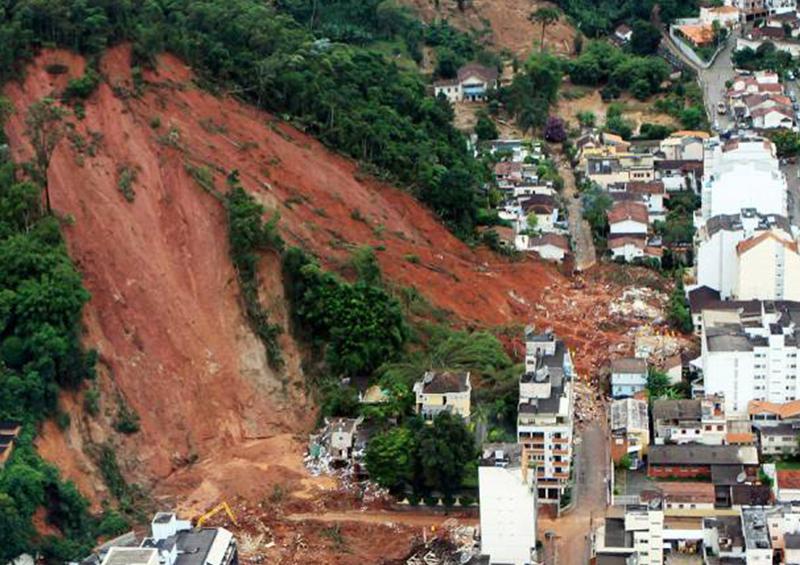fsfgg Tres muertos y seis desaparecidos por avalancha de lodo en Colombia