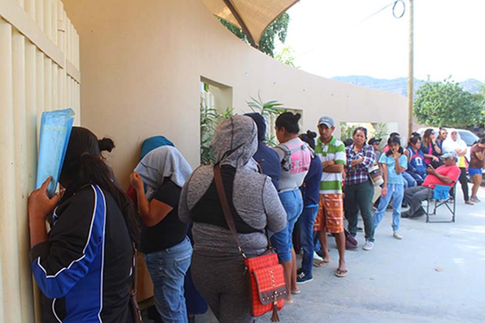Madrugan padres de familia por ficha de preinscripción; aseguran docentes cubrir demanda Acampan durante tres dias en planteles educativos