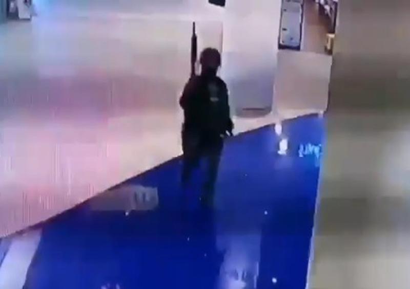 tirador-resguardo-centro-comercial-milenio Soldado dispara a civiles en Tailandia