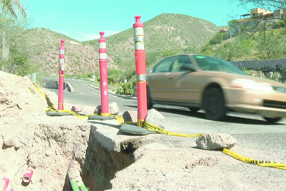 Alertan por enorme socavón en la zona turística de La Paz Alertan por enorme socavón en la zona turística de La Paz