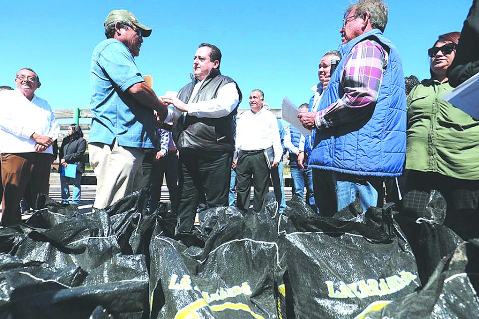 Entregan apoyos para actividades agropecuarias en La Paz Entregan apoyos para actividades agropecuarias en La Paz