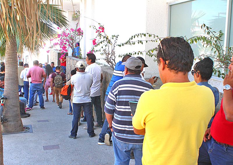 Aglomeración de usuarios en sucursales bancarias que permanecen abiertas Aglomeración de usuarios en sucursales bancarias que permanecen abiertas