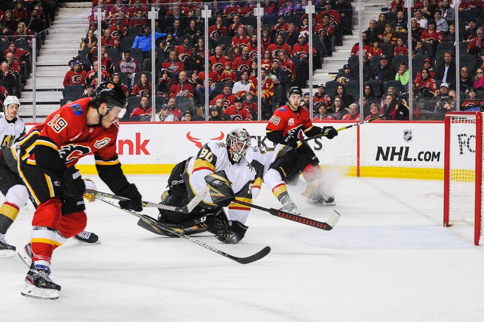 Vegas Golden Knights v Calgary Flames NBA, MLB, MLS y NHL restringen acceso a zona de jugadores por coronavirus
