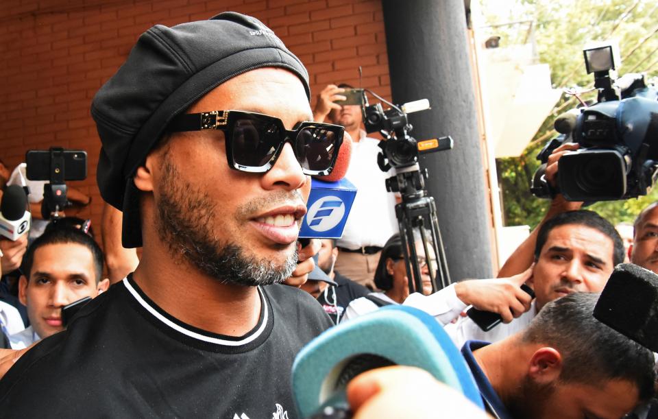 FBL-PARAGUAY-BRAZIL-RONALDINHO Ronaldinho marca 5 goles en su primer partido entre rejas
