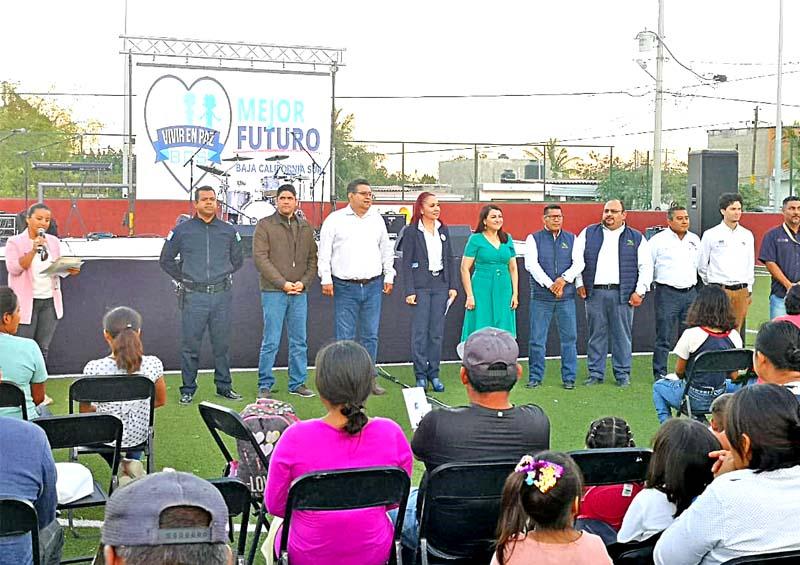 La Paz.- El subsecretario de Gobierno, Esteban Beltrán Cota, acompañado de la senadora Guadalupe Saldaña Cisneros y autoridades de los tres niveles de Gobierno encabezó la Cruzada Itinerante de Cultura que se realizó en San José del Cabo, como part… Programa Vivir en Paz acerca el arte a familias cabeñas