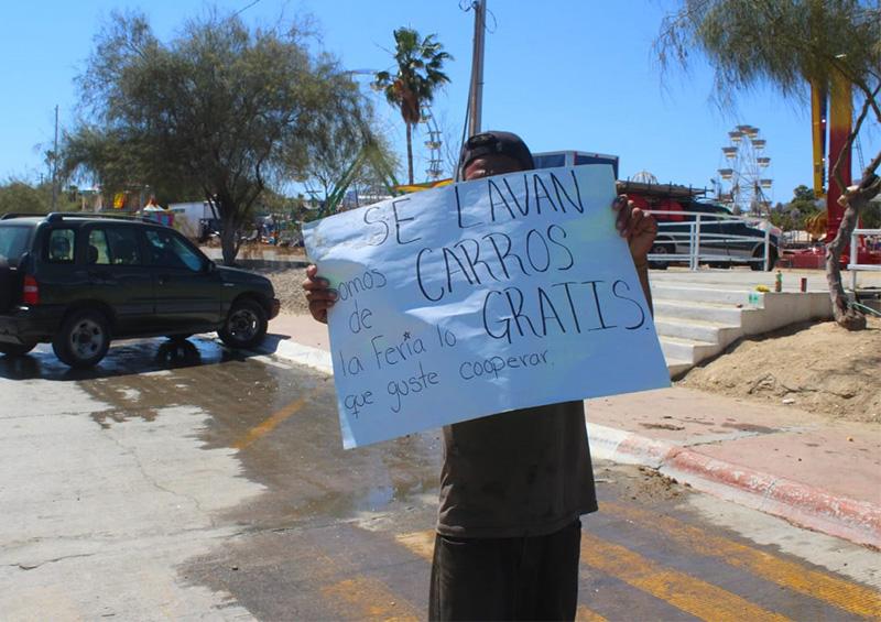 comerciantes de la feria Comerciantes de la feria se encuentran lavando carros para juntar dinero