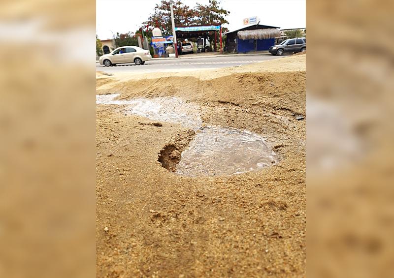 Denuncia vecino derrame de agua potable en calle Pichilingue en Lomas del Rosarito Denuncia vecino derrame de agua potable en calle Pichilingue en Lomas del Rosarito