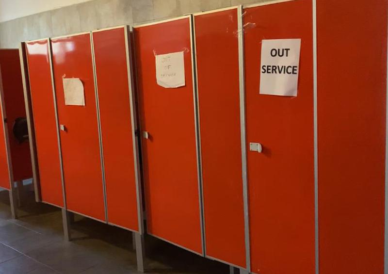 ghfhfhf Denuncian baños públicos deficientes en API