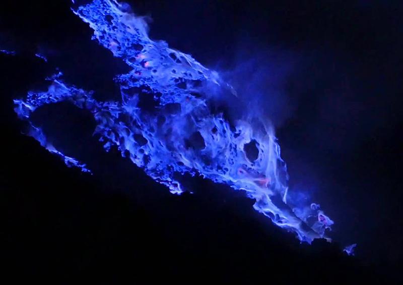 hhhhh El volcán Kawah Ijen y su anillo de llamas azules