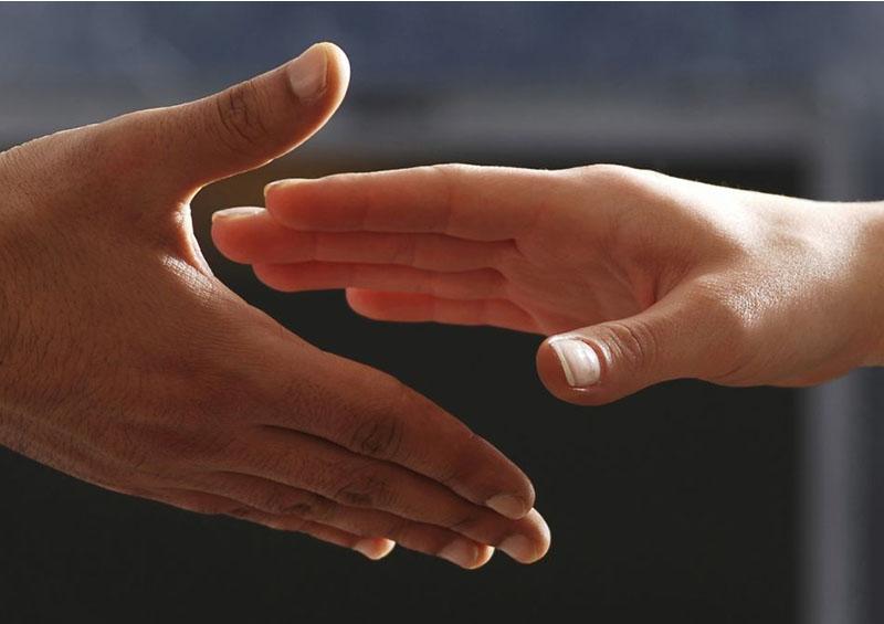 saludar Ante coronavirus, SEP recomienda saludar con la mano en el corazón