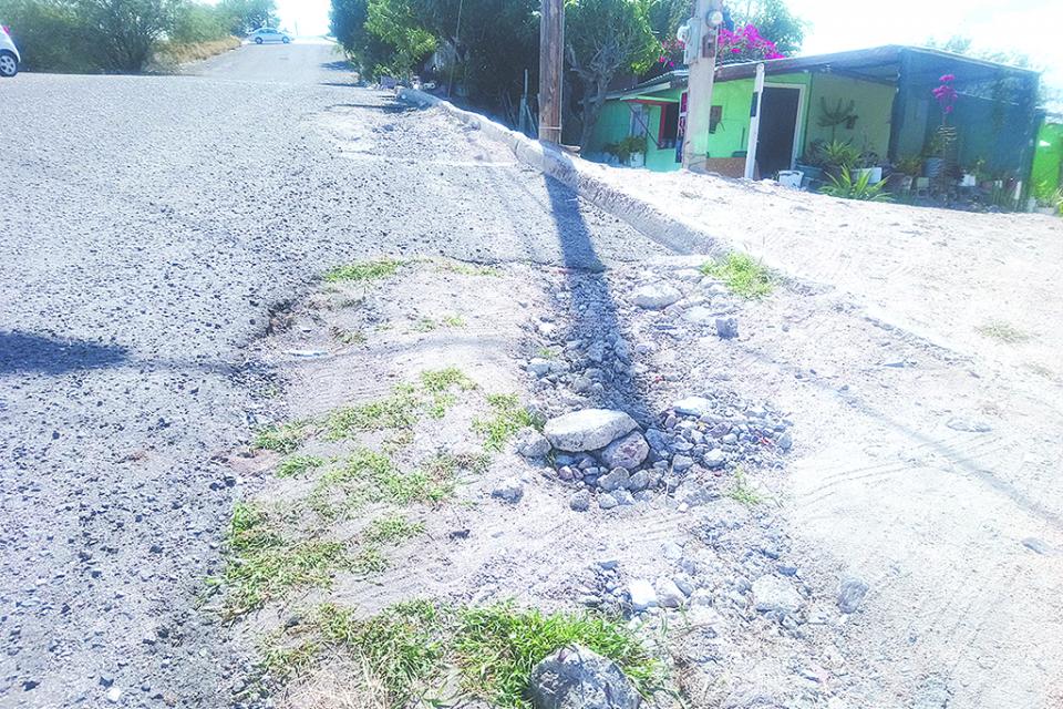 Preocupa socavón en Colina de la Cruz; temor a que se revienten guarnición o tuberías Preocupa socavón en Colina de la Cruz; temor a que se revienten guarnición o tuberías