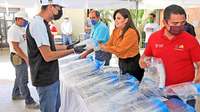 Entregan donación de caretas de protección por parte de la Fundación Familias por los Derechos Humanos Entregan donación de caretas de protección por parte de la Fundación Familias por los Derechos Humanos