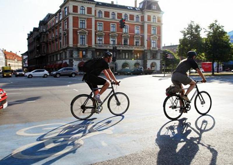 stw Ministro de Salud español pide usar bicicleta, no transporte público